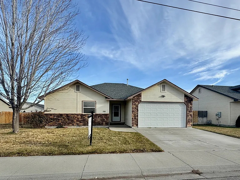 1110 SW Isaac Ln — Photo 1