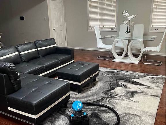 Common Area: Living Room