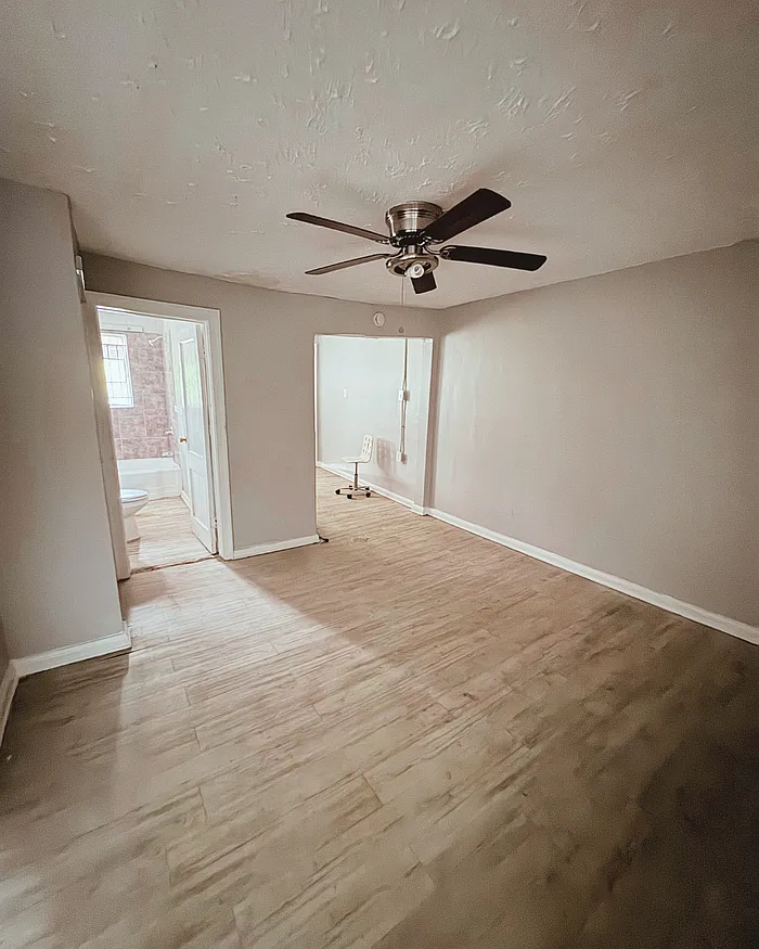 Studio, $975 — Photo 1