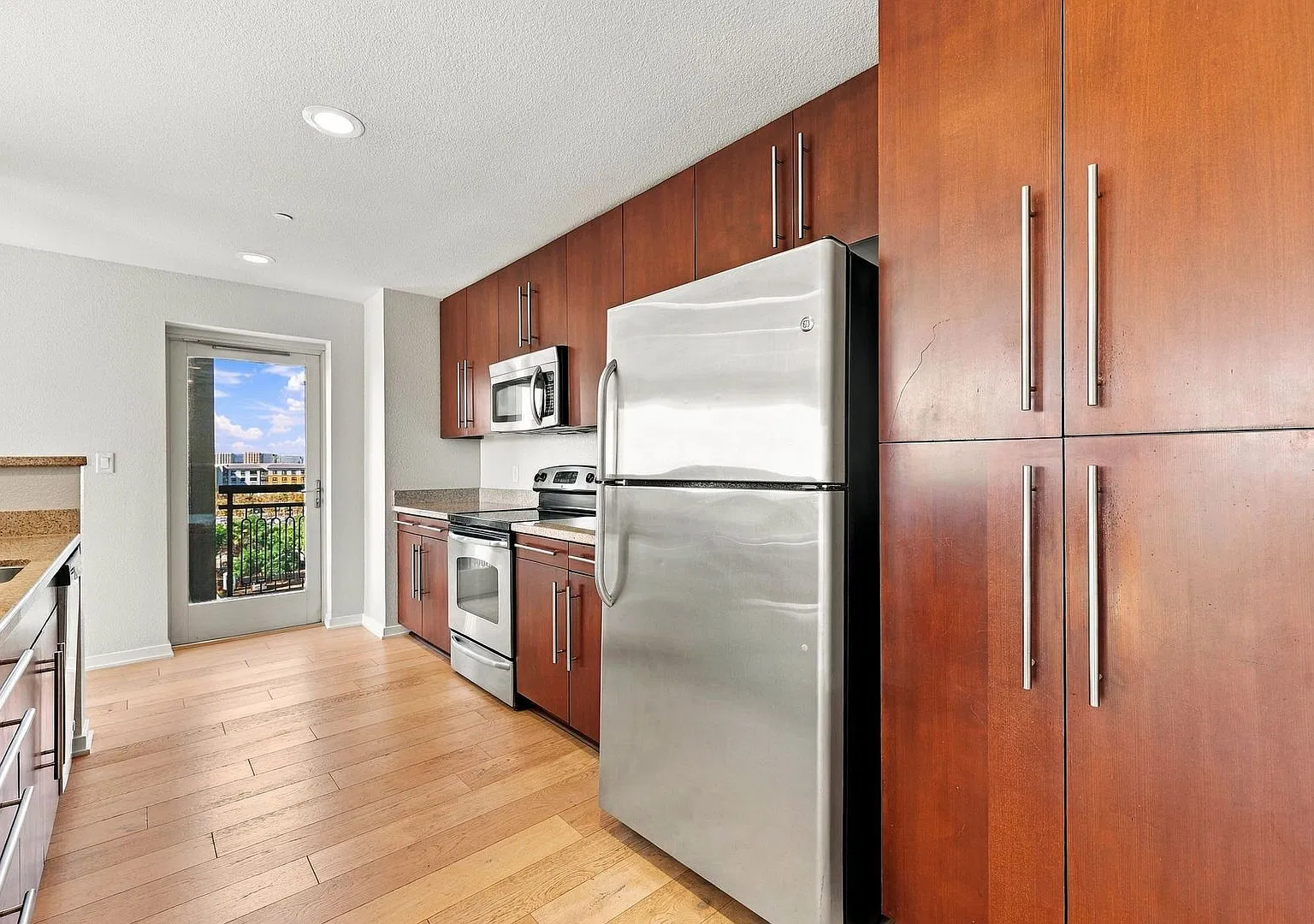 Beautiful 2-Bedroom 2-Bathroom Condo — Photo 4