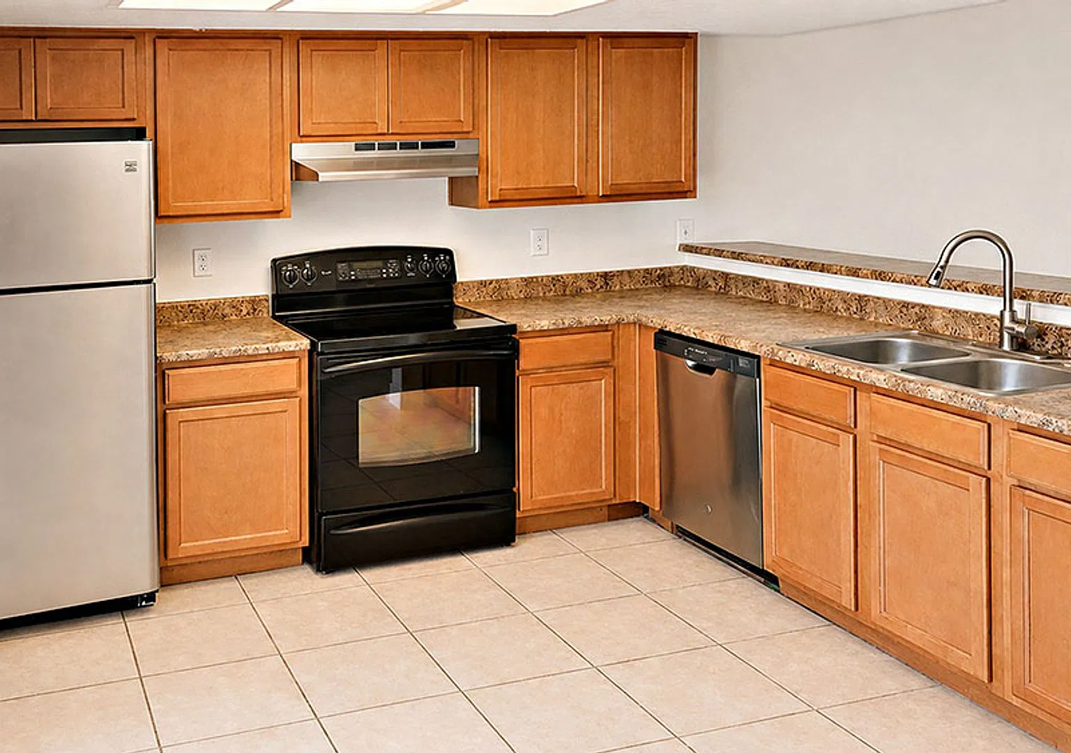 3 Bedroom Townhome - Small Private Patio- Glendale - First month FREE - Washer/Dryer Included — Photo 3
