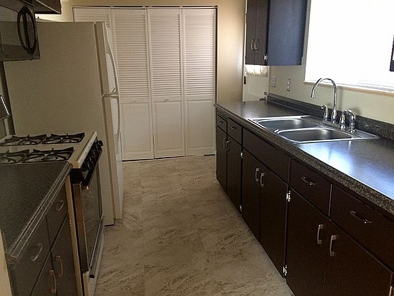 3rd image of 1055 S Dale Ct