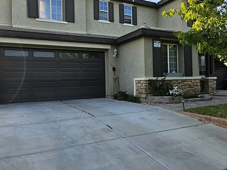Side view/garage