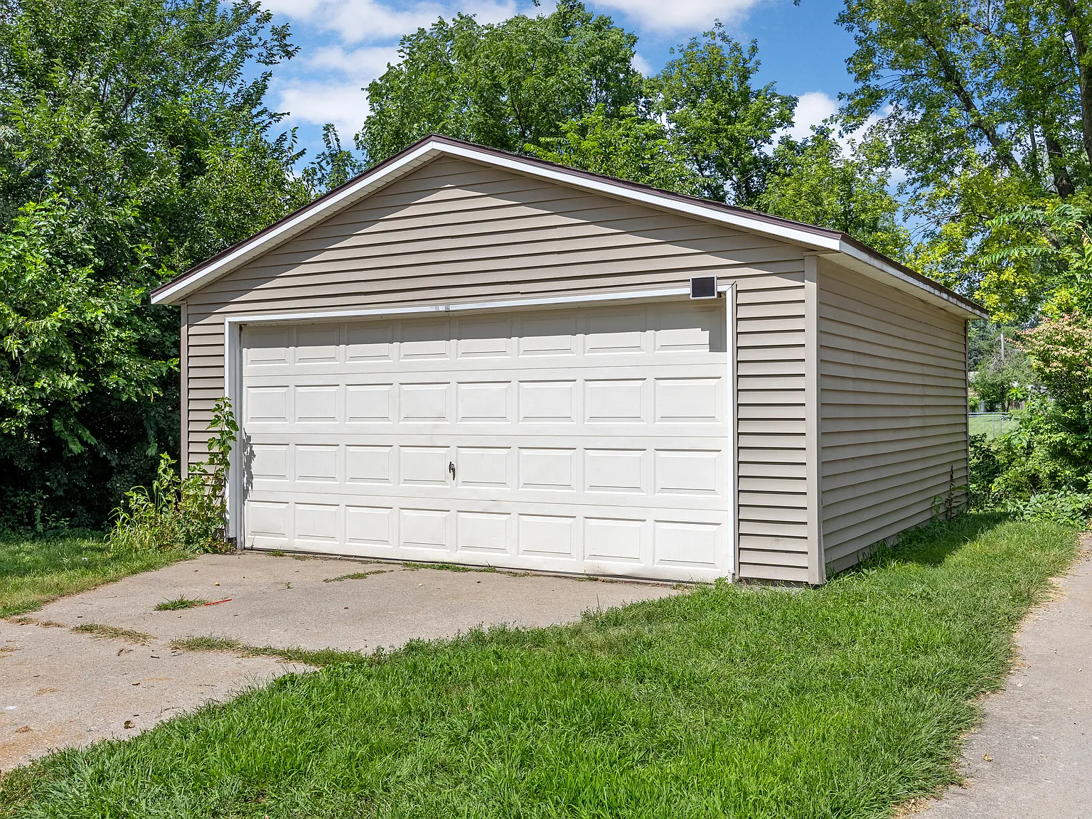 2 bed, 1.5 bath, 1063 sqft, $1,375 — Photo 3