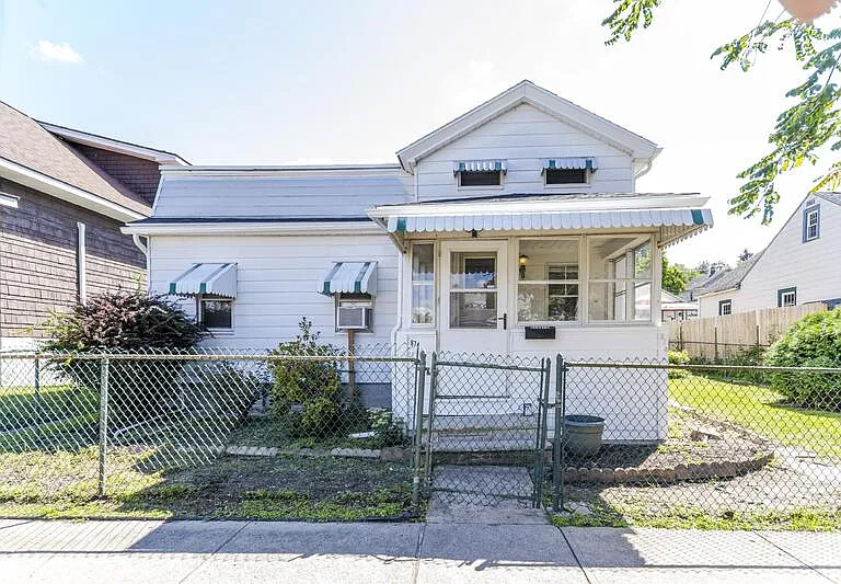874 6th Ave — Photo 32