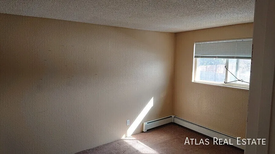 Save $1295! Fantastic Location near Rock Park and Downtown Castle Rock! Walk to Town! 2 Bed 1 Bat... — Photo 3