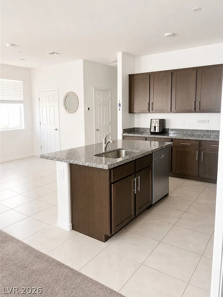 3 bed, 2.5 bath, 1376 sqft, $1,975 — Photo 3
