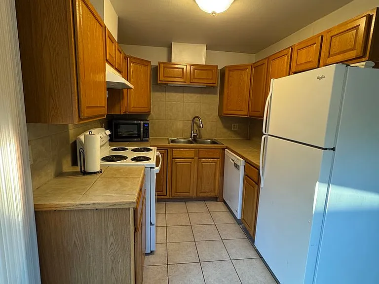 1068 W Pilger St — Photo 6