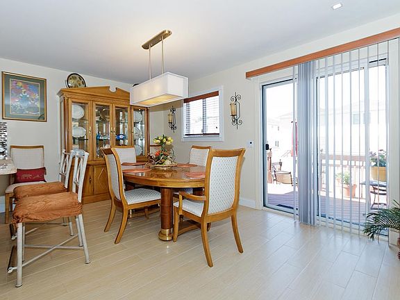 4th image of 16 Bergen Beach Pl
