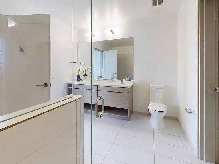 3033 Wilshire — Photo 79