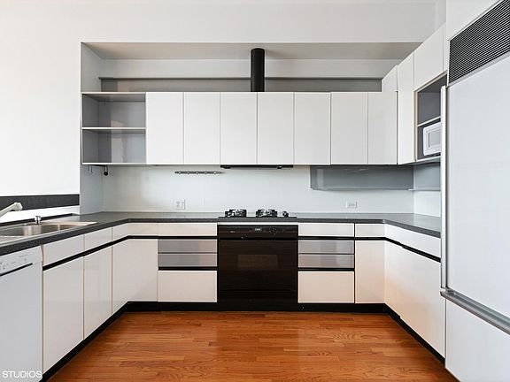 5th image of 2600 N Southport Ave APT 316