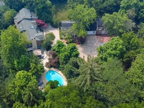 112 Brinker Rd, Barrington Hills, IL 60010