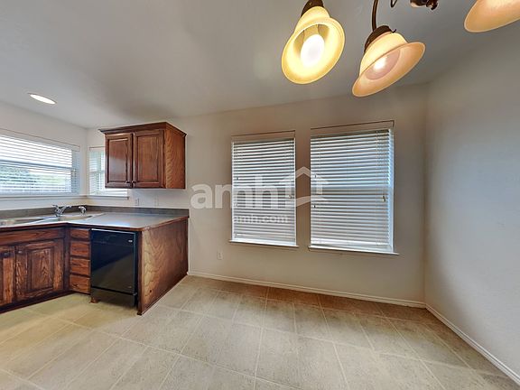 5th image of 733 Morgan Dr