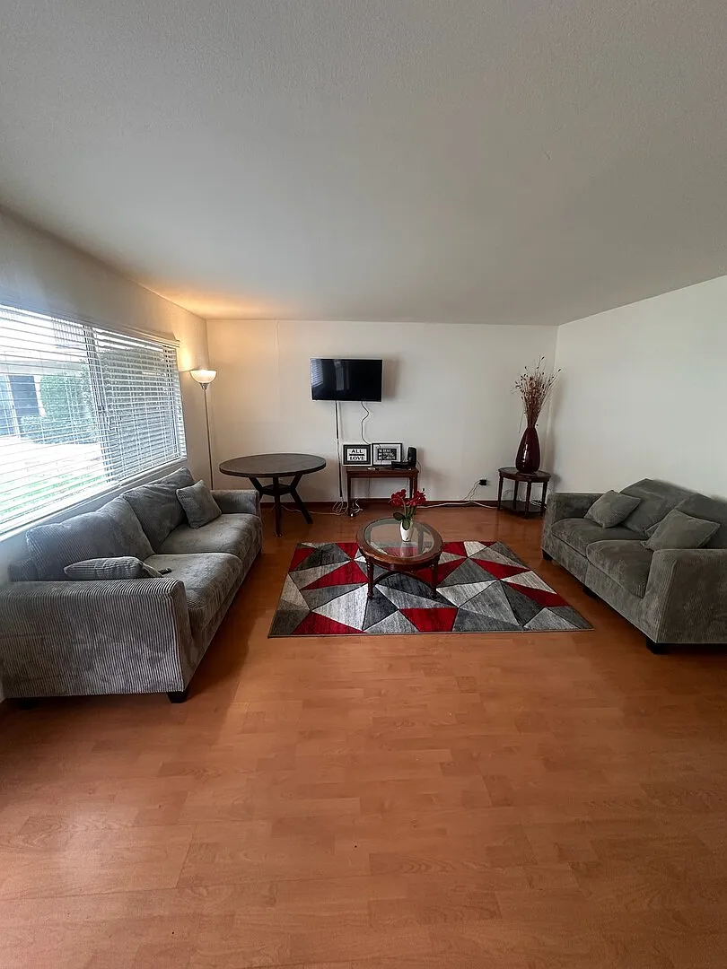 Lower level condo — Photo 2