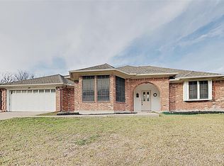 444 Meadowhill Dr, Benbrook, TX 76126