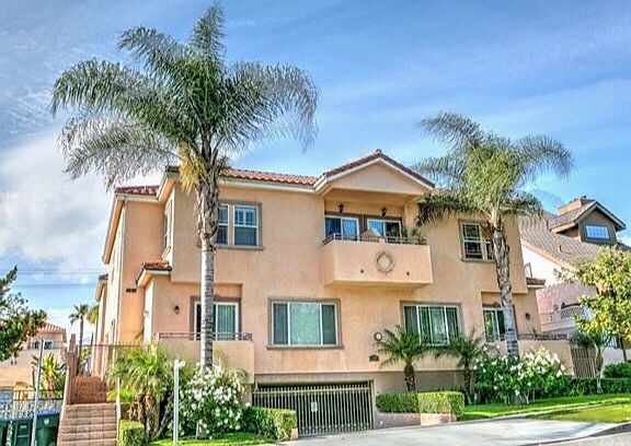 2nd image of 611 E Magnolia Blvd