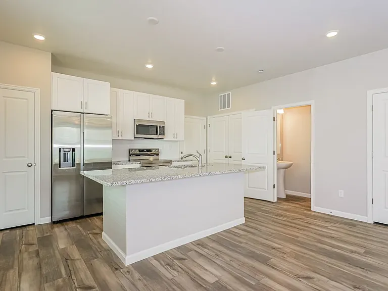 33 N Riverside Dr — Photo 8
