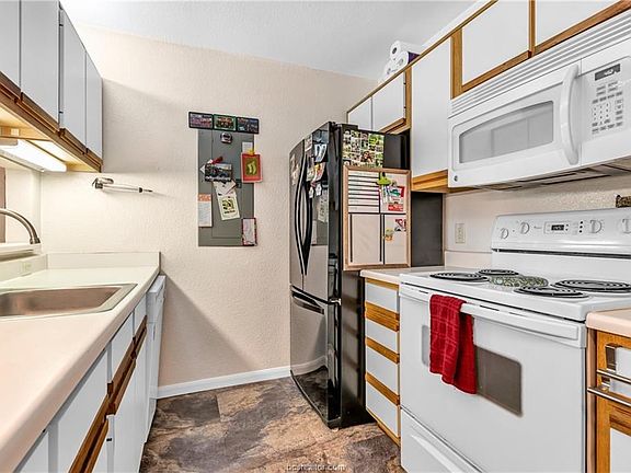 4th image of 527 Southwest Pkwy APT 204
