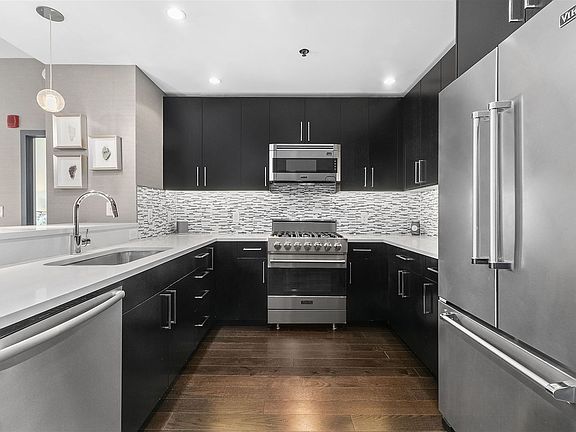 3rd image of 1100 Maxwell Ln Unit 323