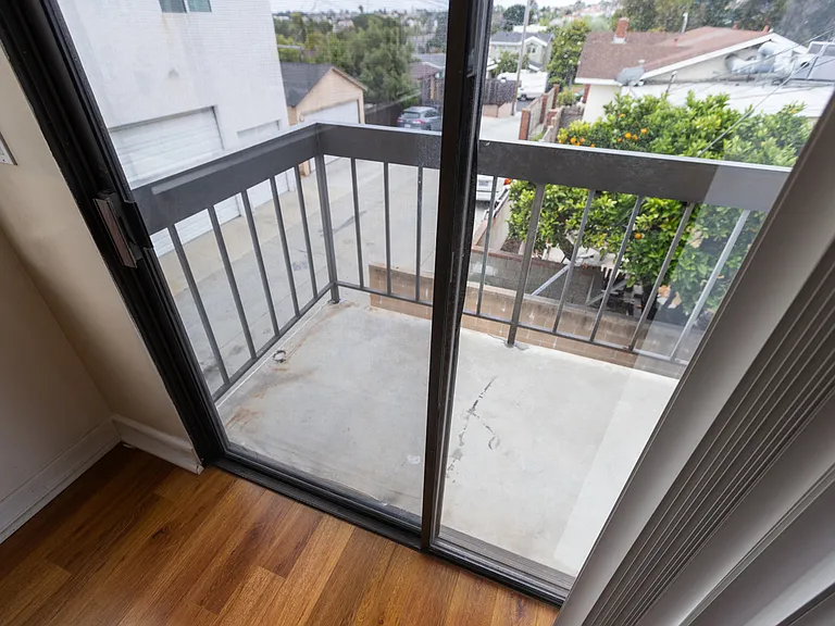 1327 W 9th St #4 — Photo 13