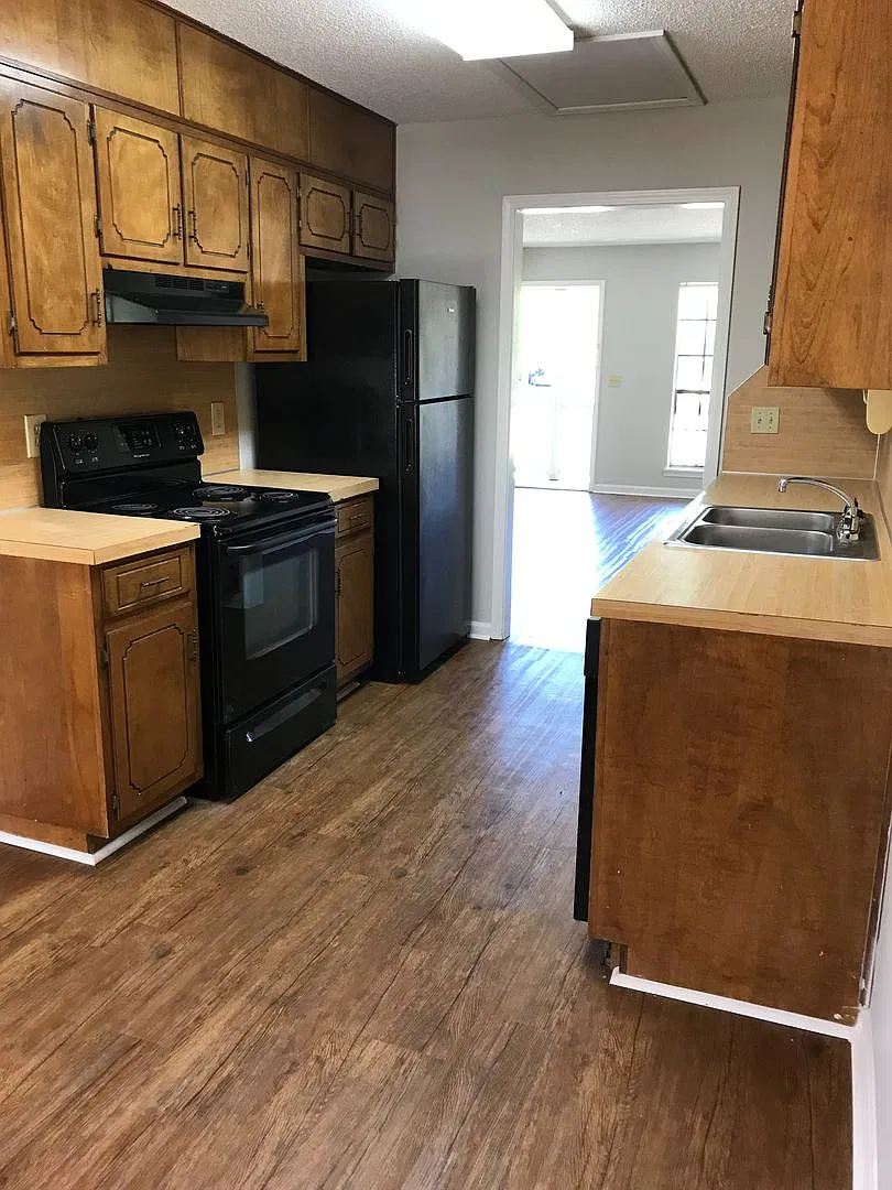 Colonial Square Apartments - Hueytown, AL — Photo 1