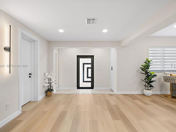 4th image of 1178 Grant St