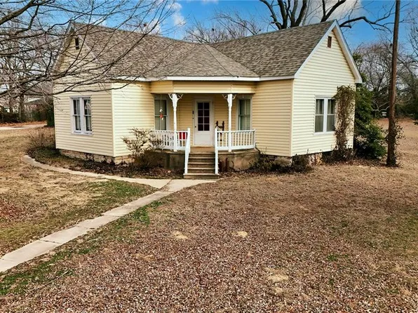 659 E Pine St, Bourbon, MO 65441