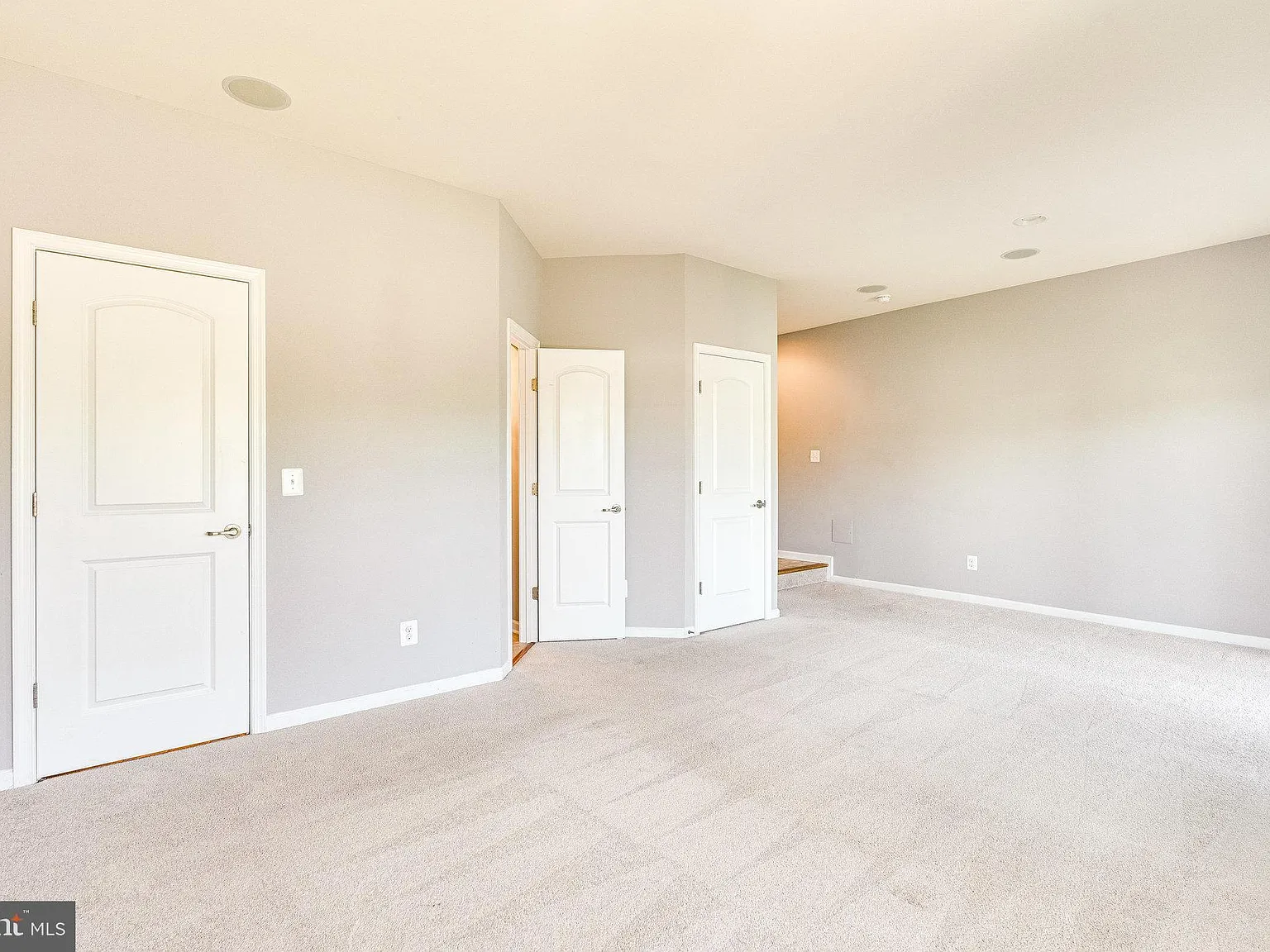 3 bed, 4.0 bath, 2320 sqft, $3,300 — Photo 4