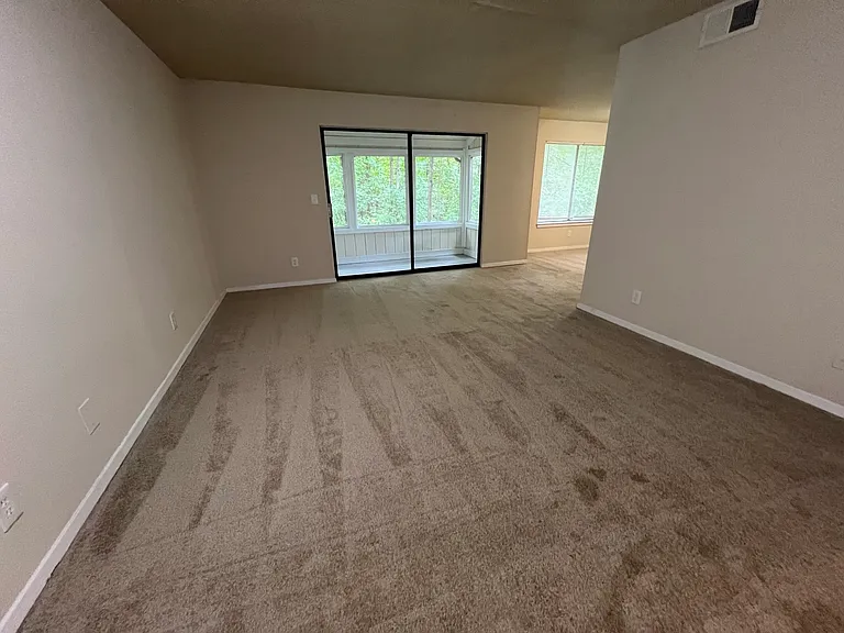735 Seasons Pkwy — Photo 2