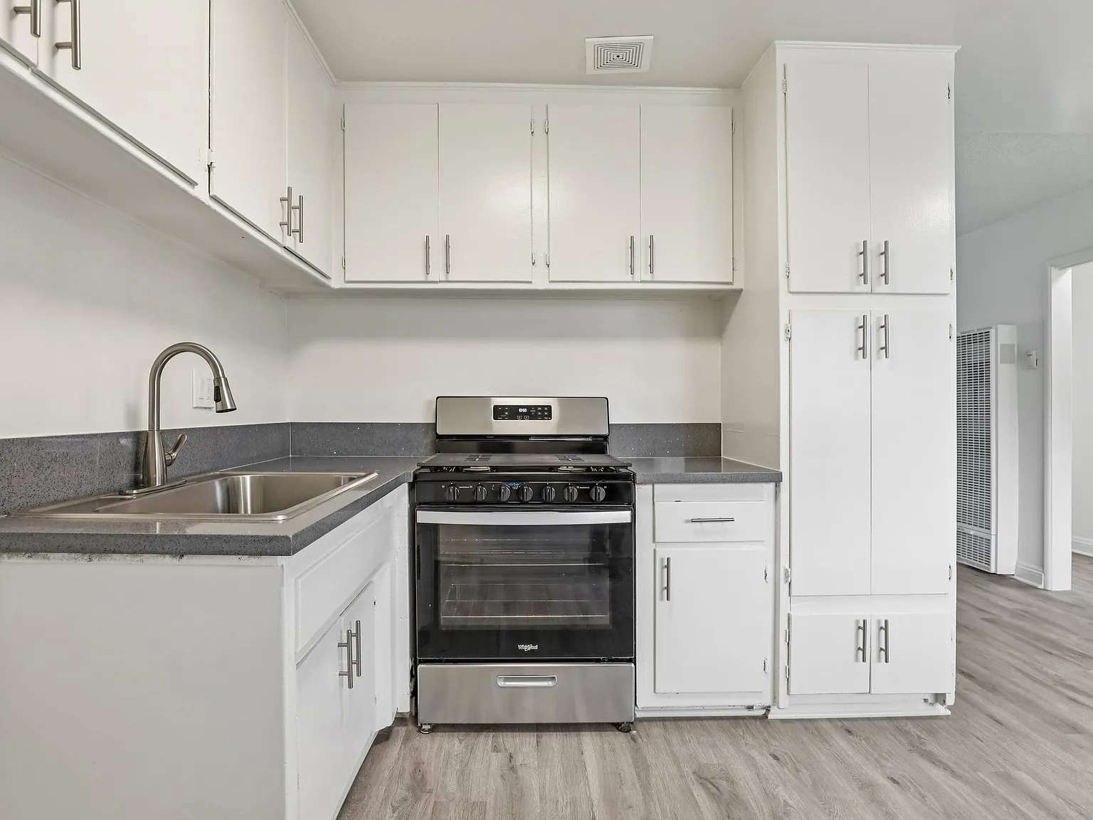 Mavis Plaza Apartments — Photo 4
