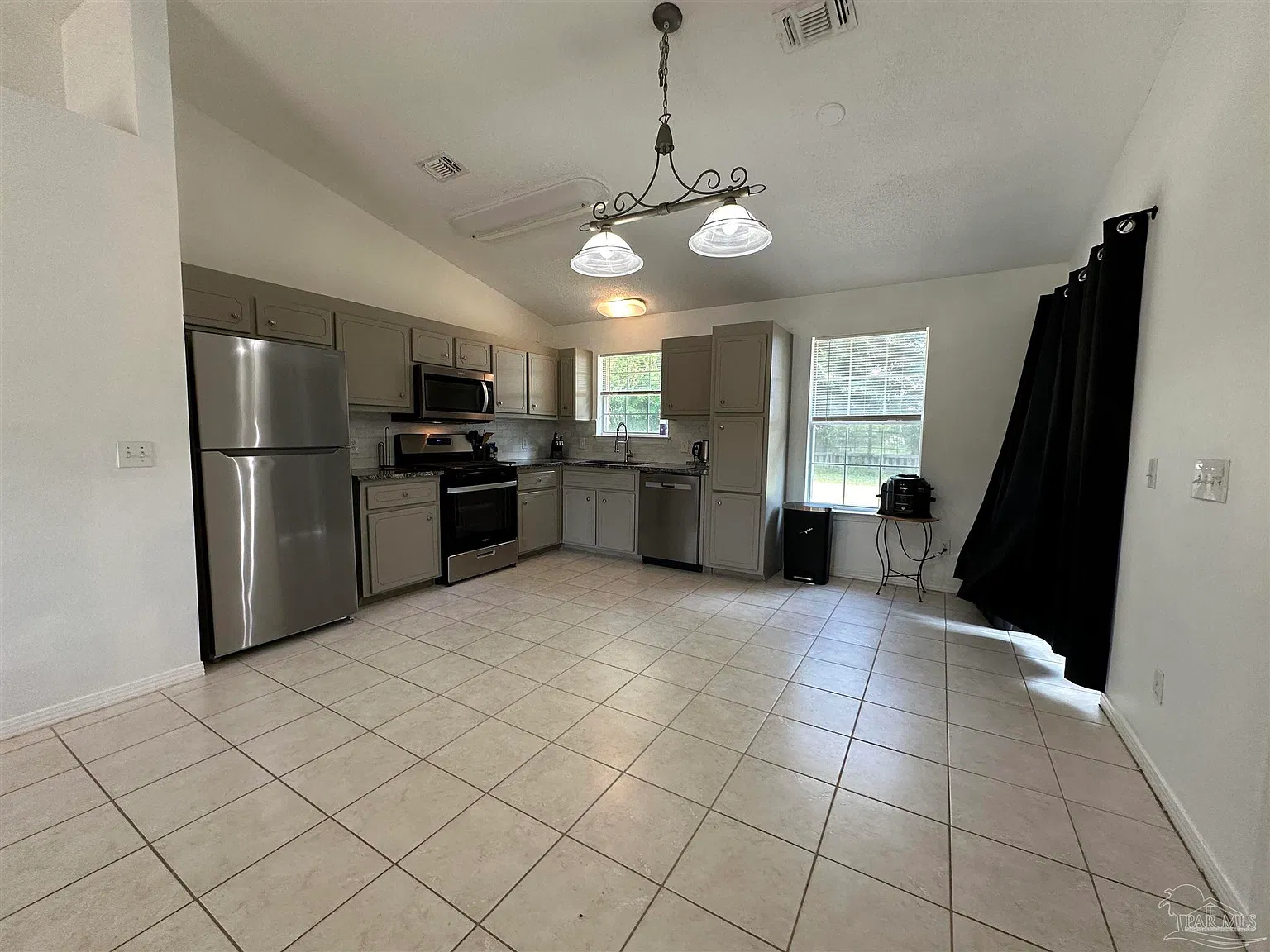 3 bed, 1230 sqft, $1,695 — Photo 4