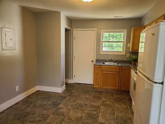 4th image of 1944 Chaucer Dr APT D
