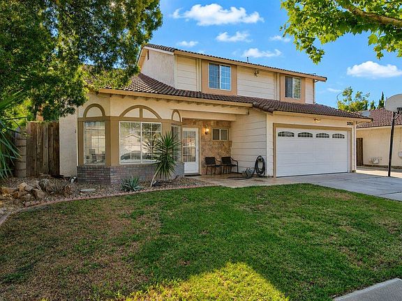 3rd image of 3351 Cabrillo Dr