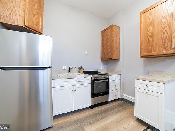 4th image of 441 Sharon Ave