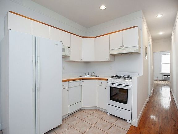 3rd image of 1643 2nd Ave #49