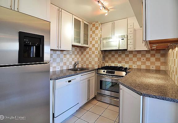 4th image of 2250 Broadway APT 17B