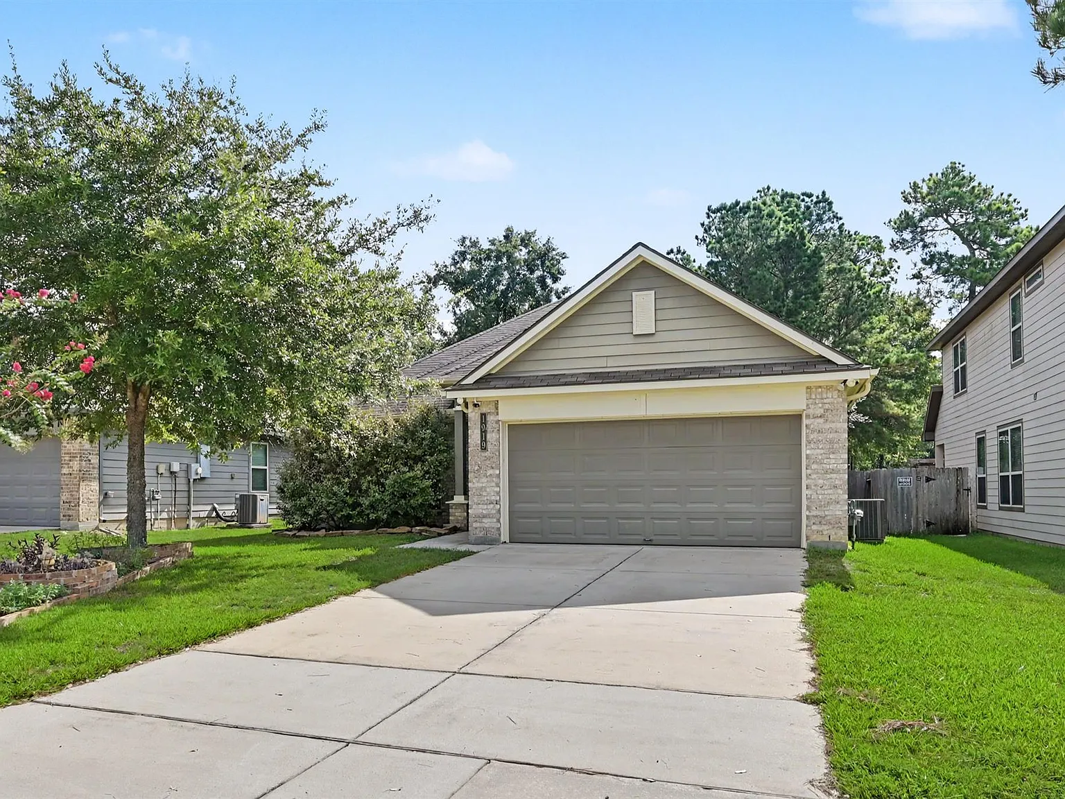 4 bed, 2.0 bath, 1759 sqft, $2,000 — Photo 1