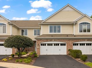 82 Waters Edge Ct, Glen Ellyn, IL 60137
