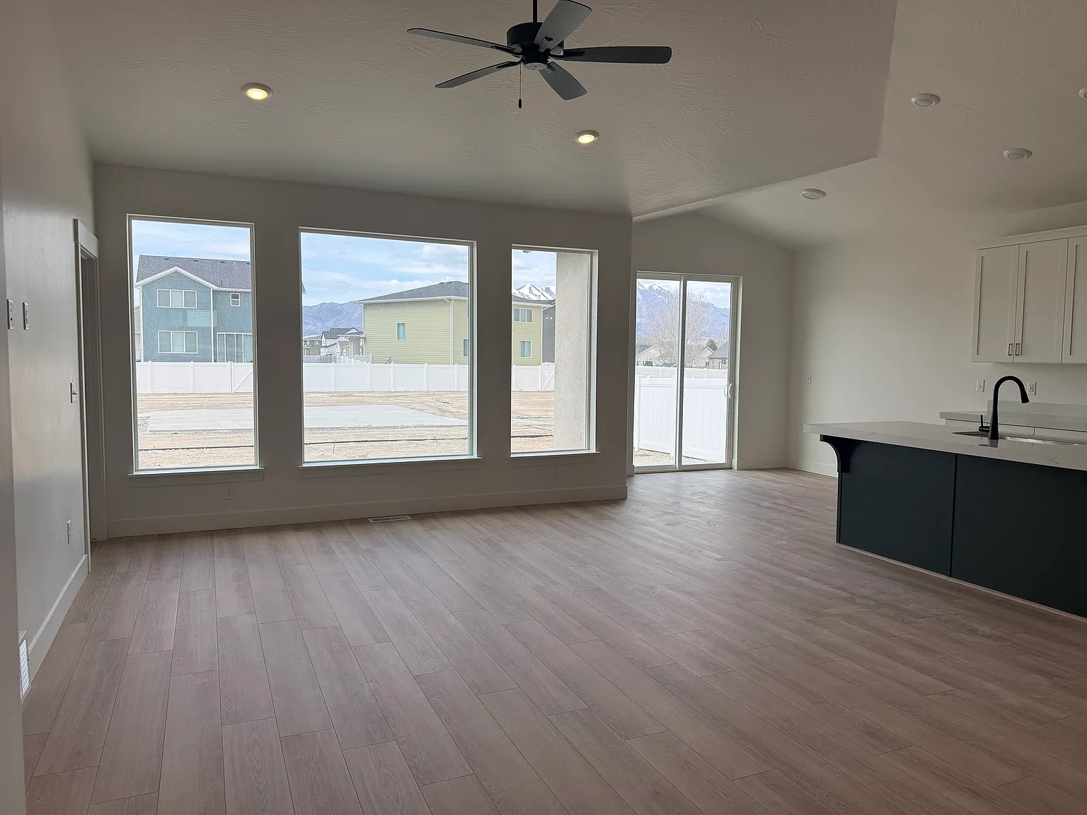 6 bed, 3300 sqft, $3,500 — Photo 2