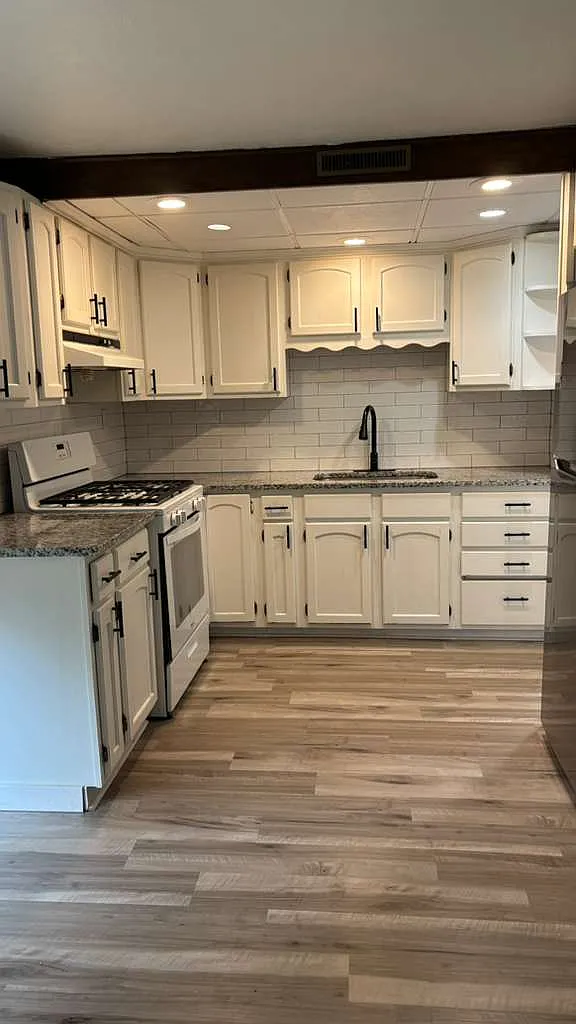 Building Photo - 1651 Mentor Ave #701