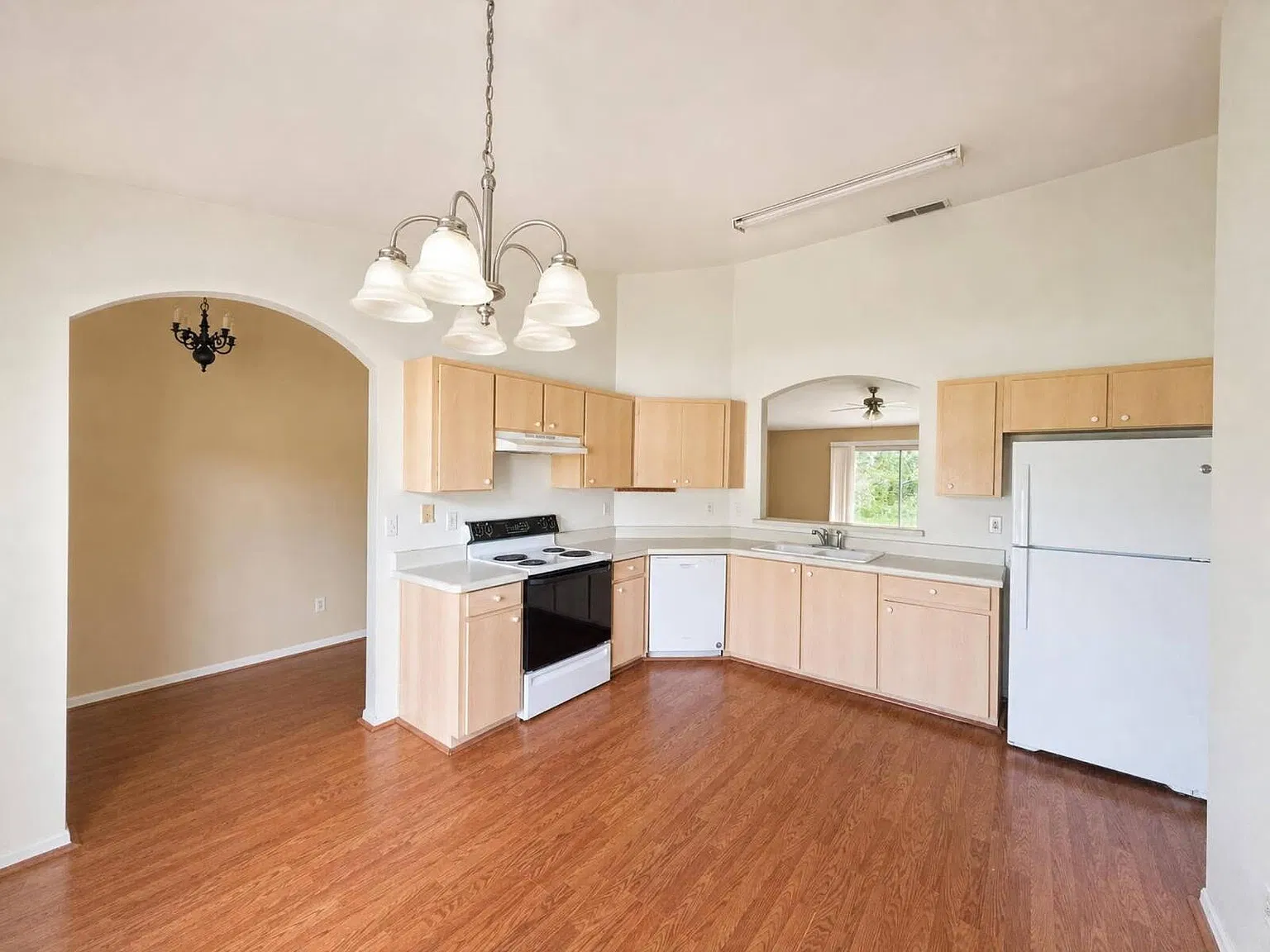 3 bed, 2.0 bath, 1670 sqft, $2,300 — Photo 2