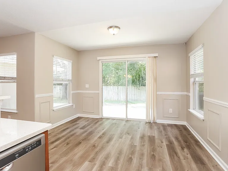 392 Bostwick Cir — Photo 6