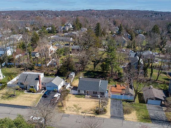 2nd image of 104 Hoyt Ln