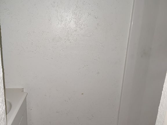5th image of 607 W Apache St