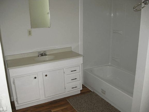 5th image of 923 N Temple Ave