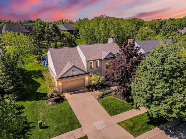 1682 Snowy Owl Ct, Rochester, MI 48307