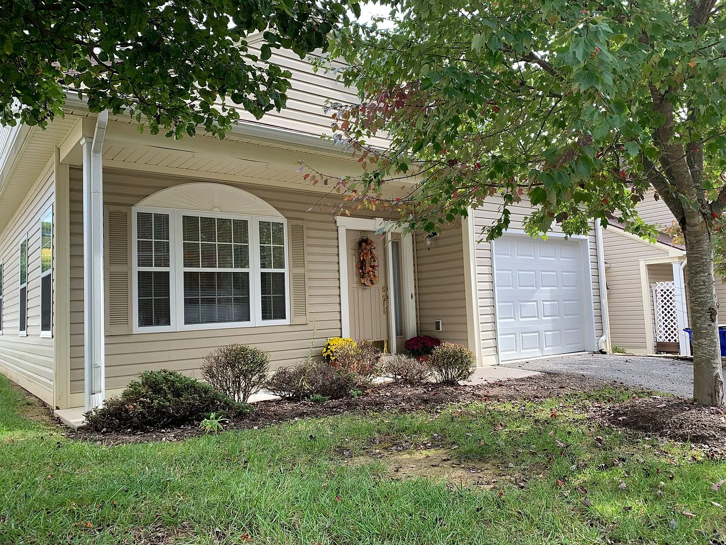 3 Bedroom, 2 Bath Townhouse End Unit with 1 Car Garage — Photo 2