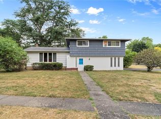 89 Devon Ln, Williamsville, NY 14221
