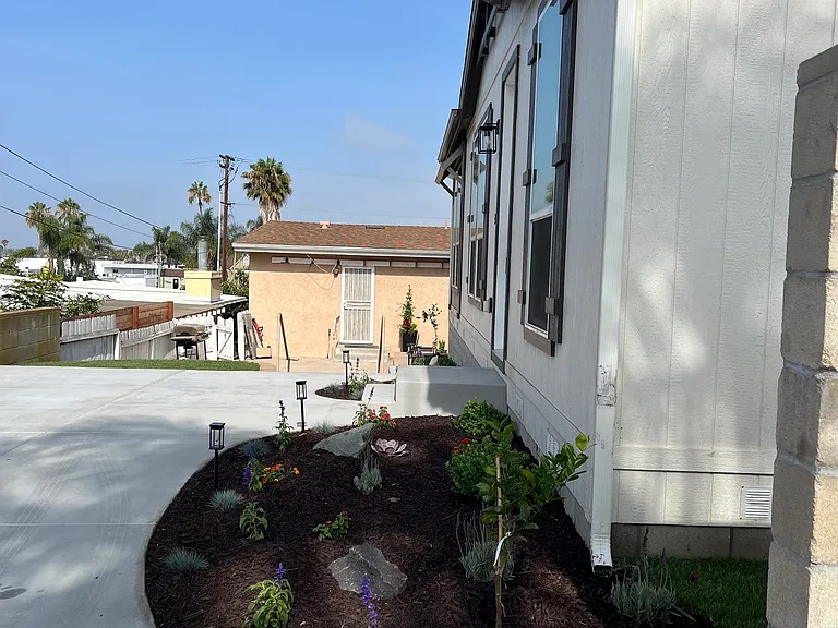 2221 Erie St — Photo 15