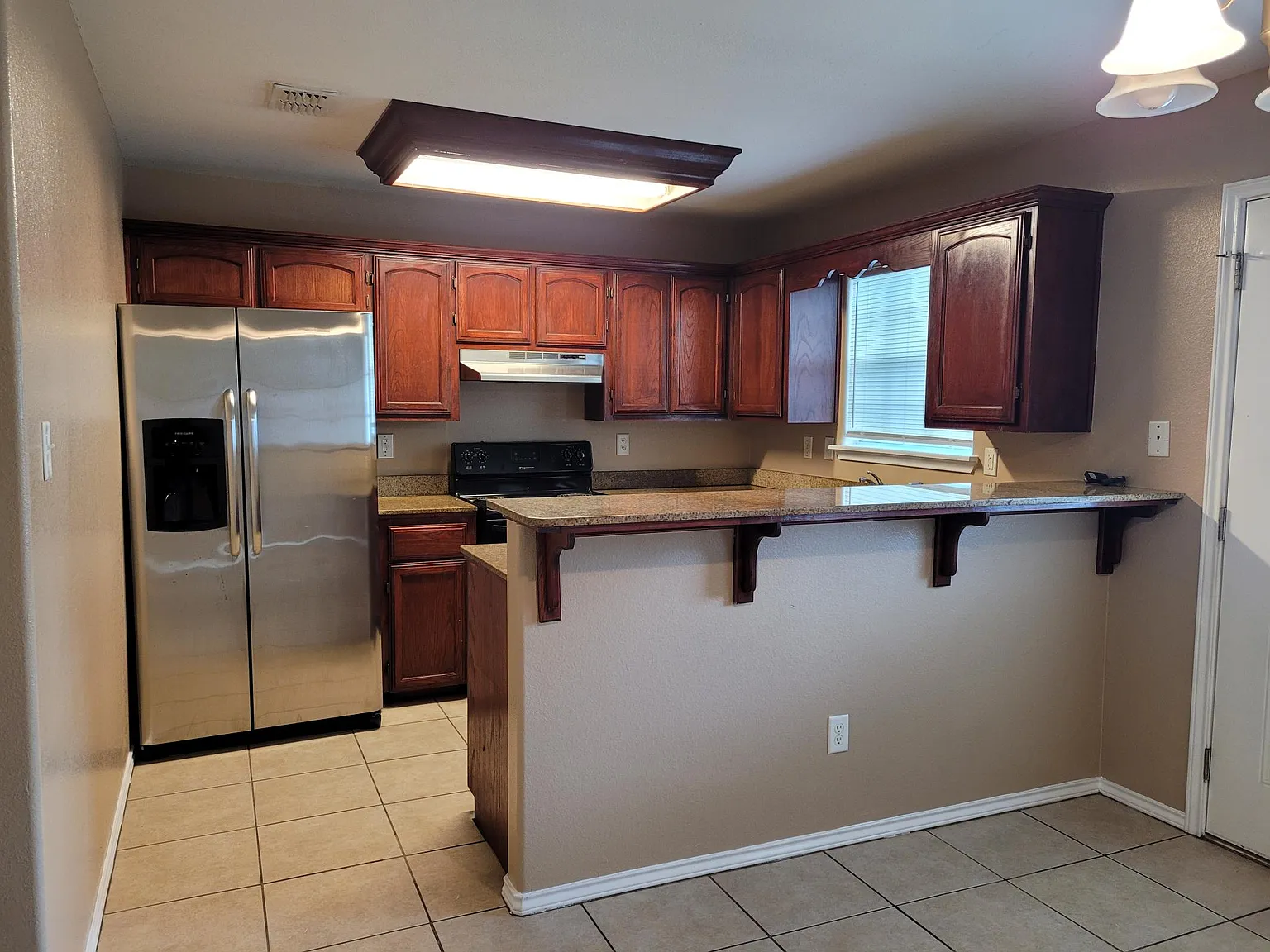 4 bed, 2.5 bath, $1,800 — Photo 2